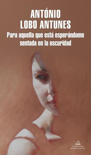 PARA AQUELLA QUE ESTÁ ESPERÁNDOME SENTADA EN LA OSCURIDAD | 9788439738404 | LOBO ANTUNES, ANTÓNIO | Llibreria Ombra | Llibreria online de Rubí, Barcelona | Comprar llibres en català i castellà online