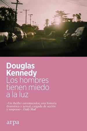 LOS HOMBRES TIENEN MIEDO A LA LUZ | 9788418741463 | KENNEDY, DOUGLAS | Llibreria Ombra | Llibreria online de Rubí, Barcelona | Comprar llibres en català i castellà online
